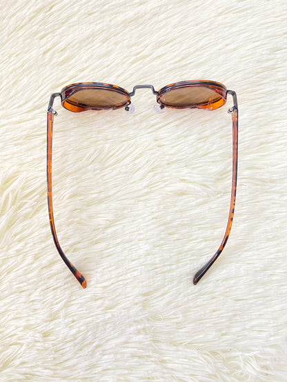 Lentes, marrones con estampado de animal print, ovalados con protección UV 100% Polycarbonate.
