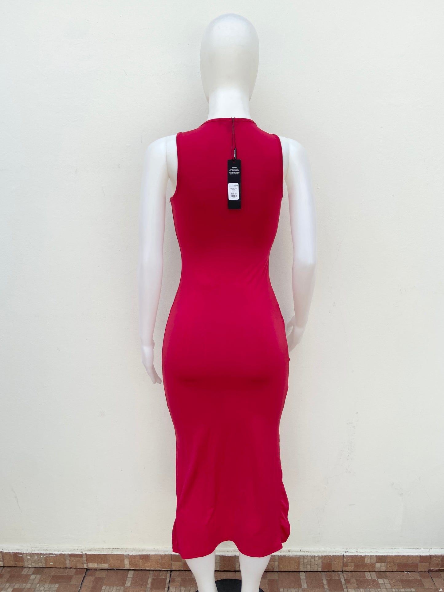 Vestido Fashion Nova original rojo con abiertos en frente.