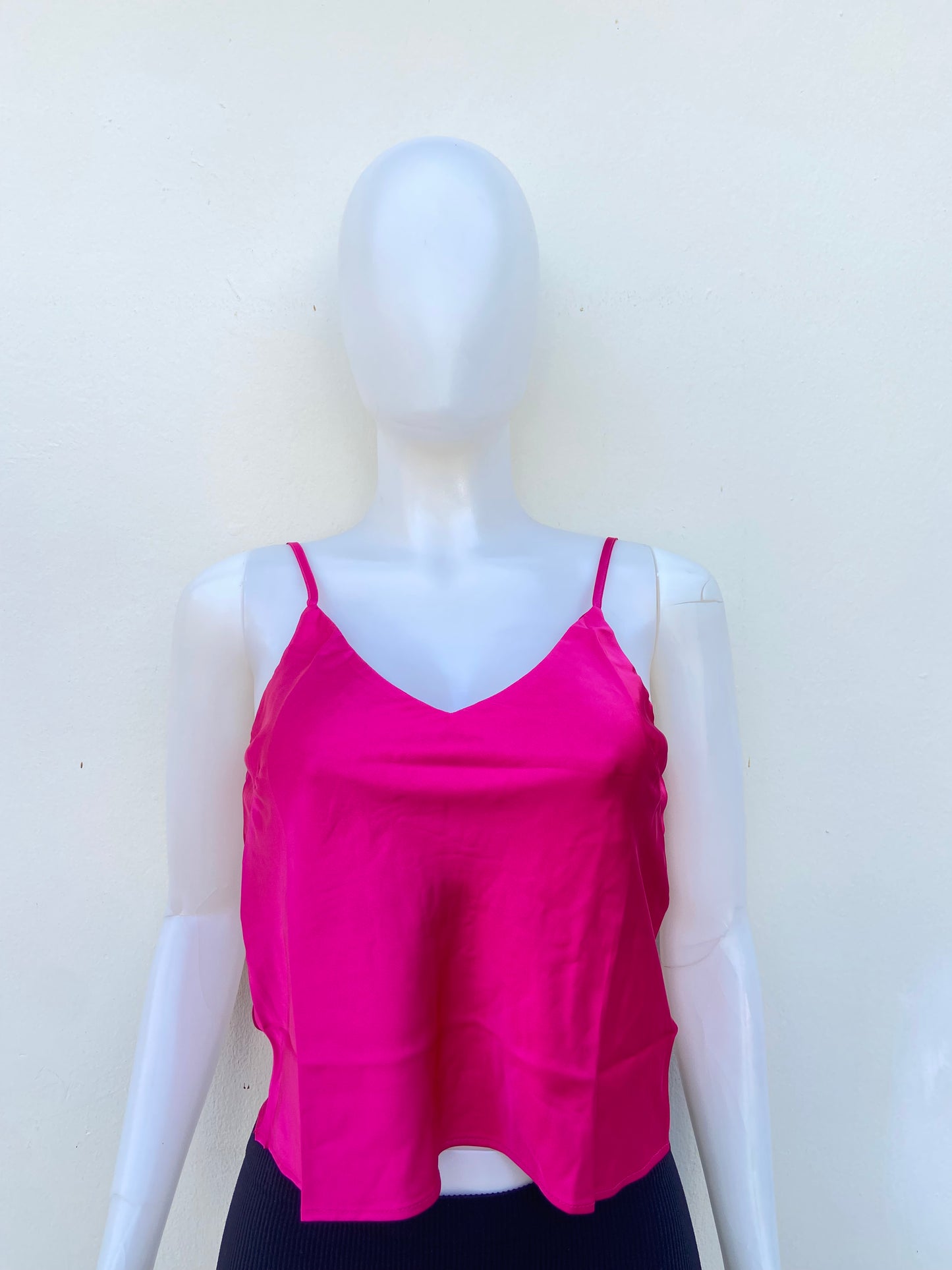 Top en color rosado fusia con tiros ajustables y con tela de seda.