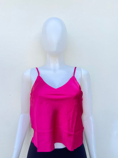 Top en color rosado fusia con tiros ajustables y con tela de seda.