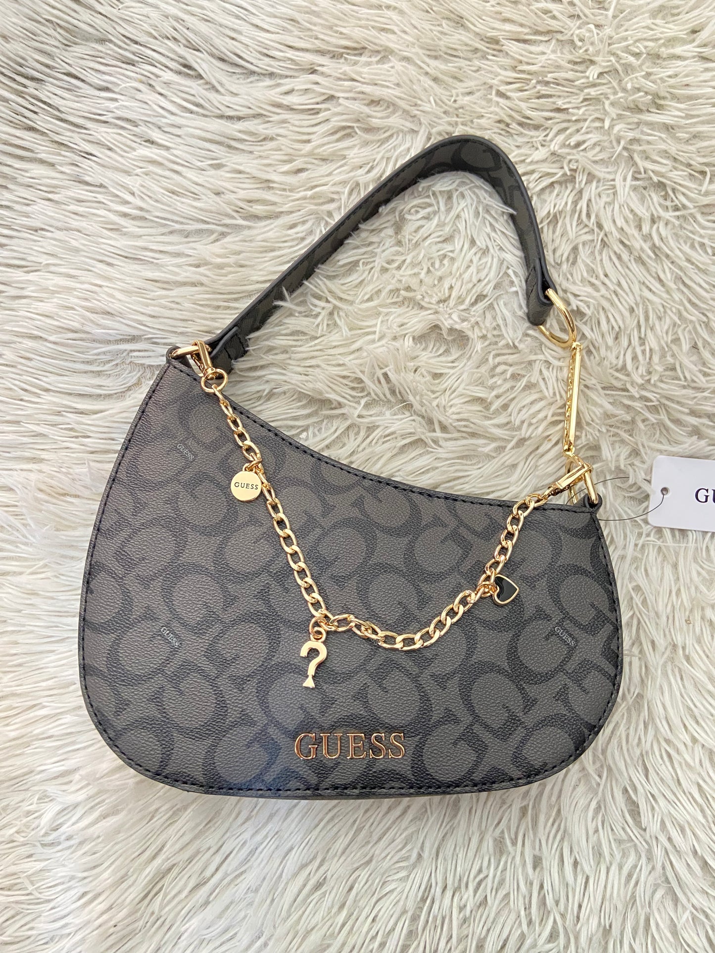 Cartera GUESS original negra con cadena colgante con charms de la marca.