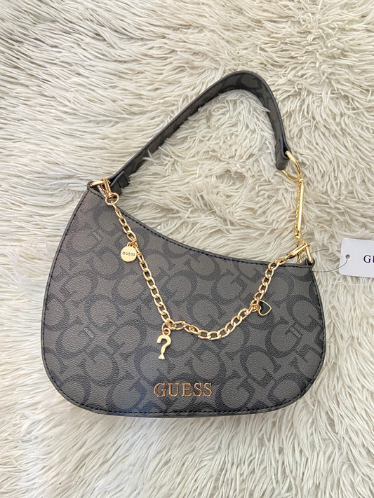 Cartera GUESS original negra con cadena colgante con charms de la marca.