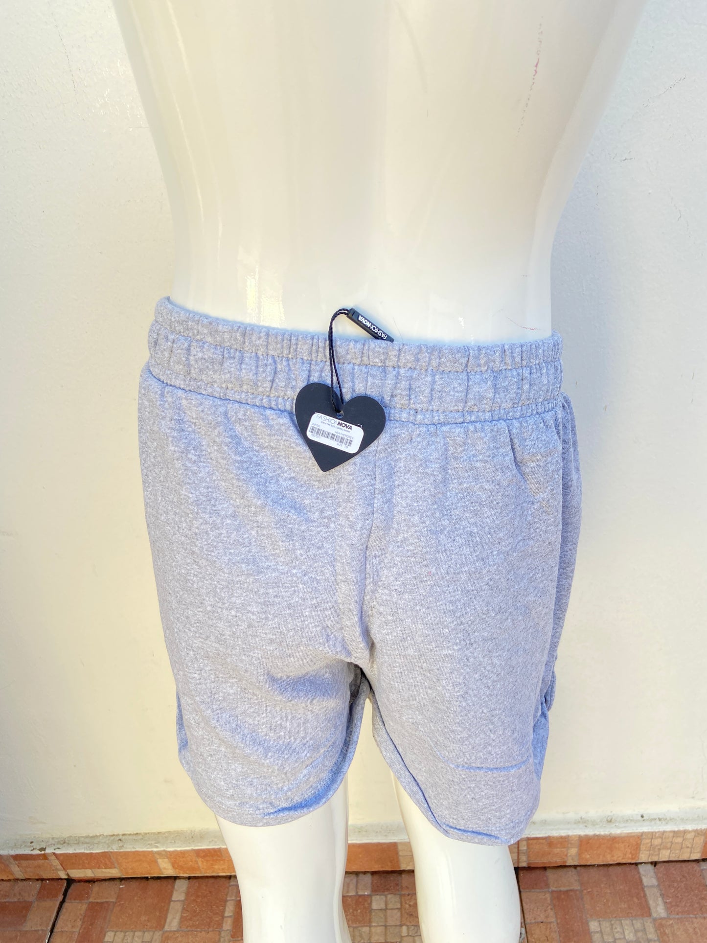 Short Nova Kids original gris claro con bolsillos.