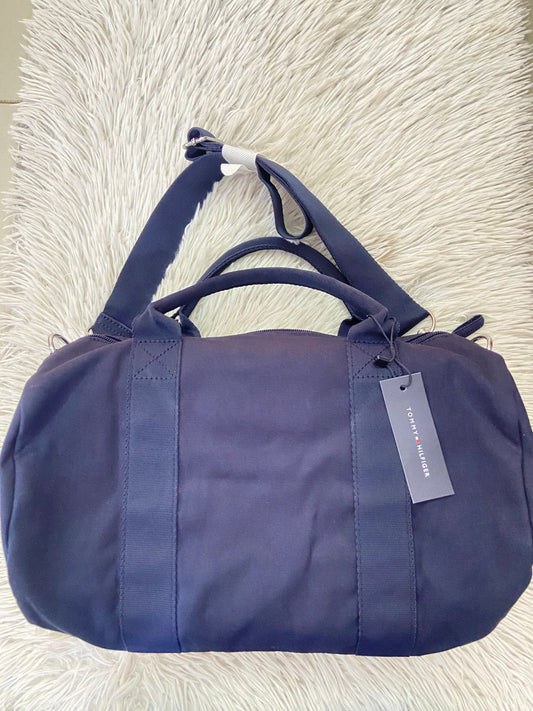 Bulto TOMMY HILFIGER Original en color azul marino con banda de la marca al frente