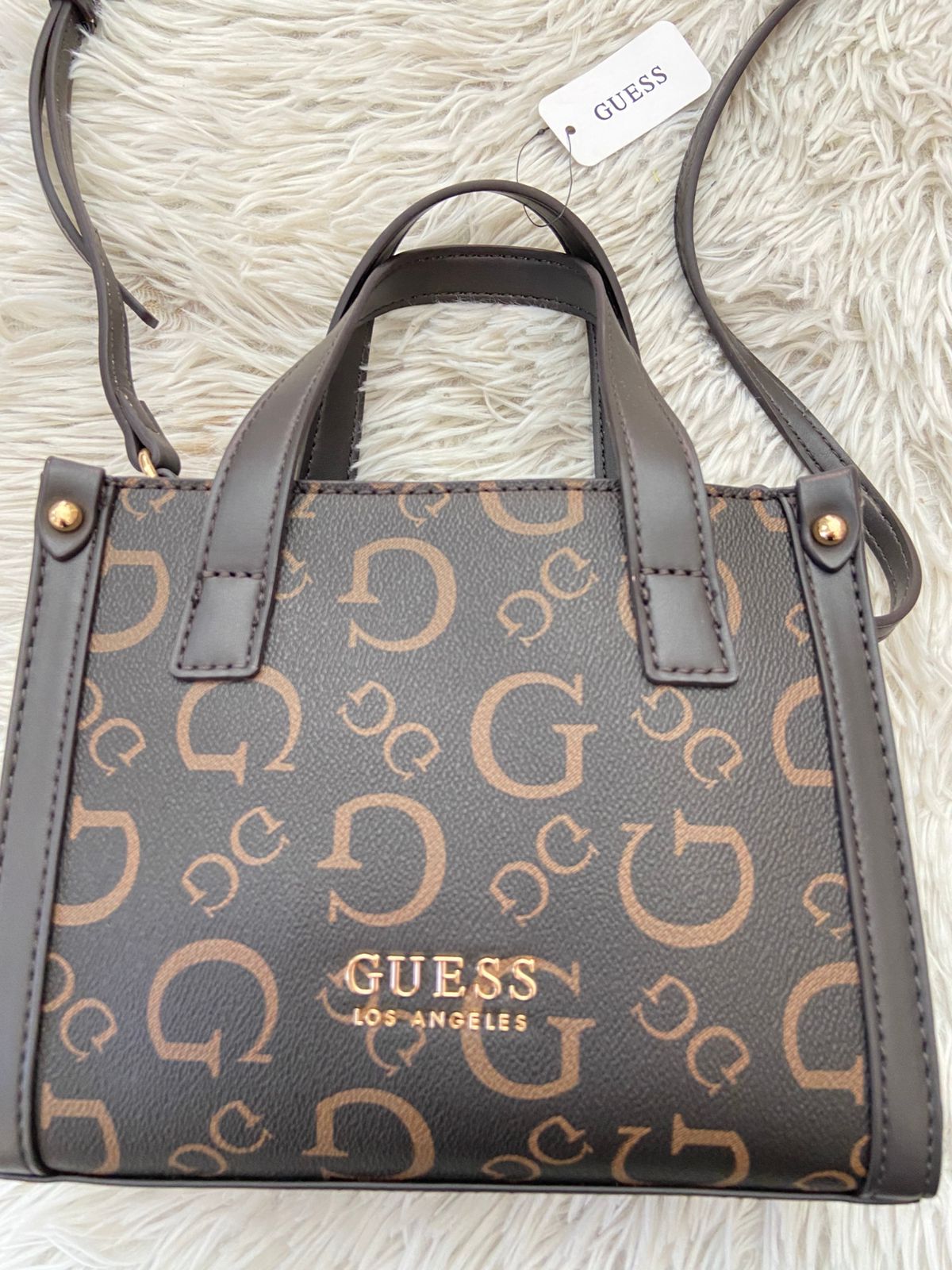 Cartera GUESS original Cartera GUESS – Estilo Iconic Mini Tote ✨

✔ Diseño con el clásico logo G en tono dorado
✔ Correa ajustable + asas dobles par