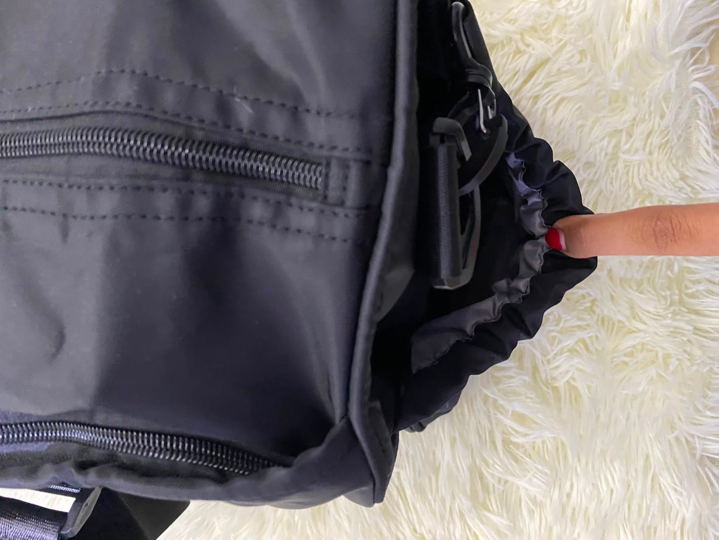 Bulto de viaje o gimnasio, negro con varios compartimentos y lazo adicional