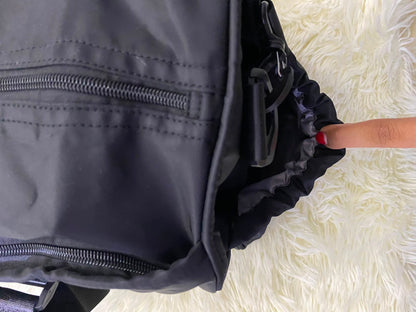 Bulto de viaje o gimnasio, negro con varios compartimentos y lazo adicional