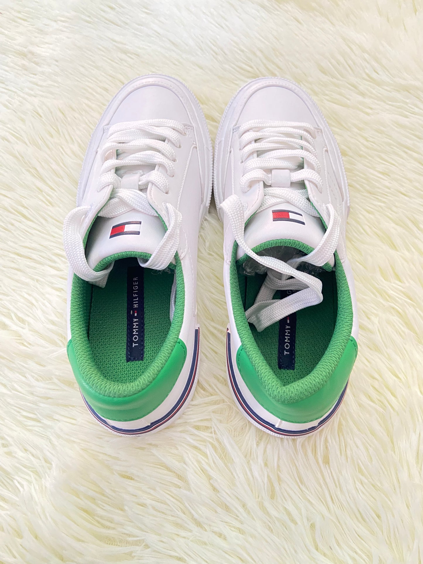 Tenis TOMMY HILFIGER original, blanco con verde en la parte trasera y letras HILFIGER en los costados.