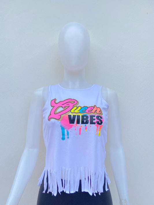 Franela/ blusa CHILLIPOP original blanca con letras QUEEN VIBES en colores y tiras colgante.