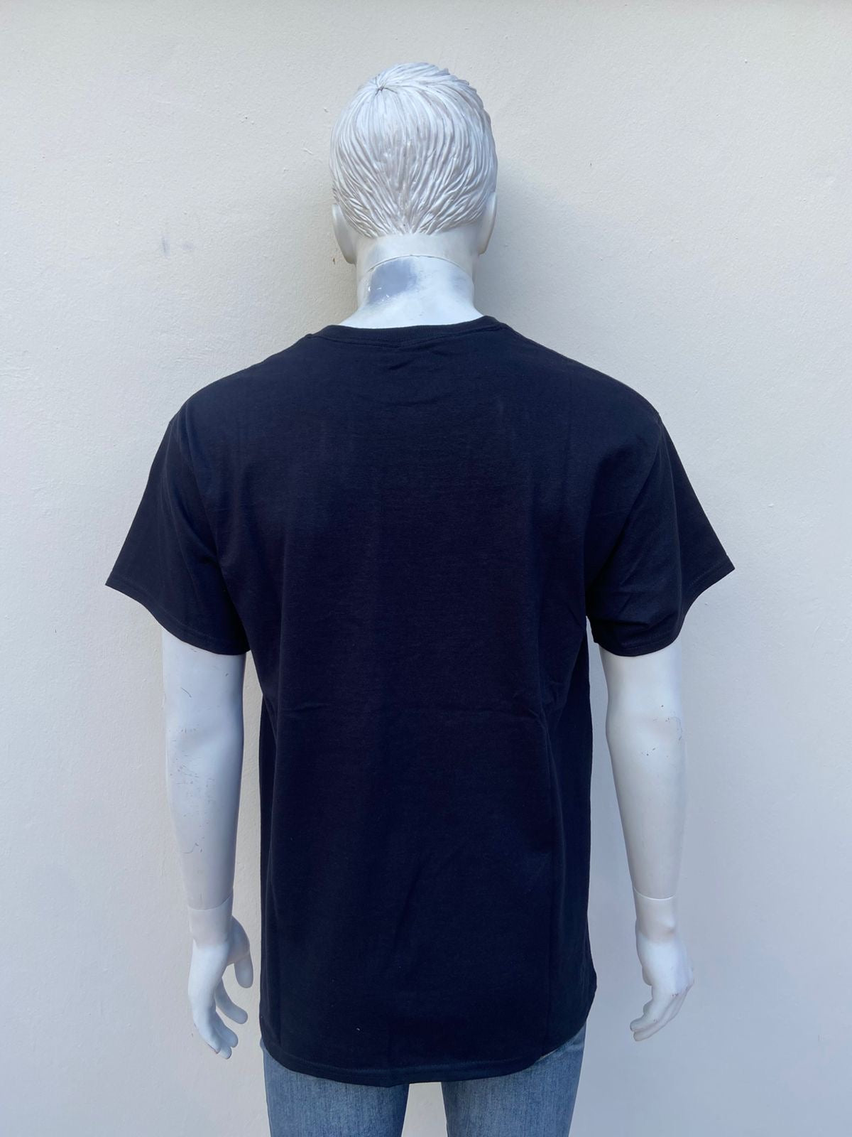 T-shirt Negro con estampado decun osos con dinero sobre el y letras rojas en el fondo