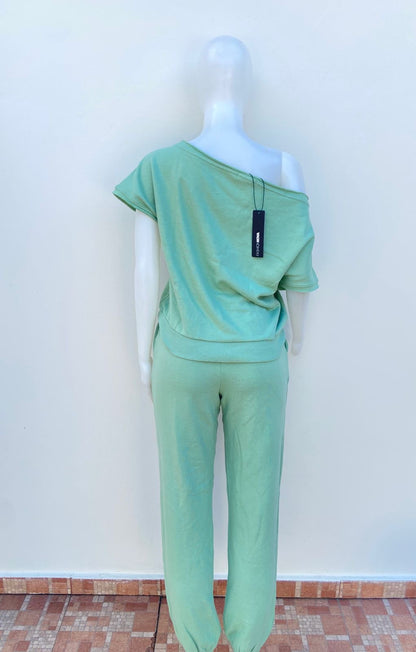Conjunto, verde pastel ( sage) de pants y blusa mas número 56 en frente.