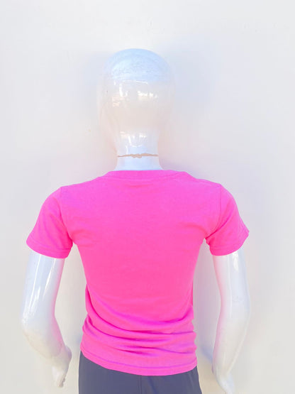 T-shirt Barbie original rosado con letras FRIENDS y Barbie’s en frente.