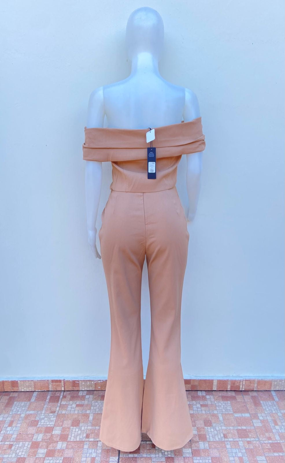 Conjunto, color caramelo ( taupe ) marrón claro con mangas agua lluvia.