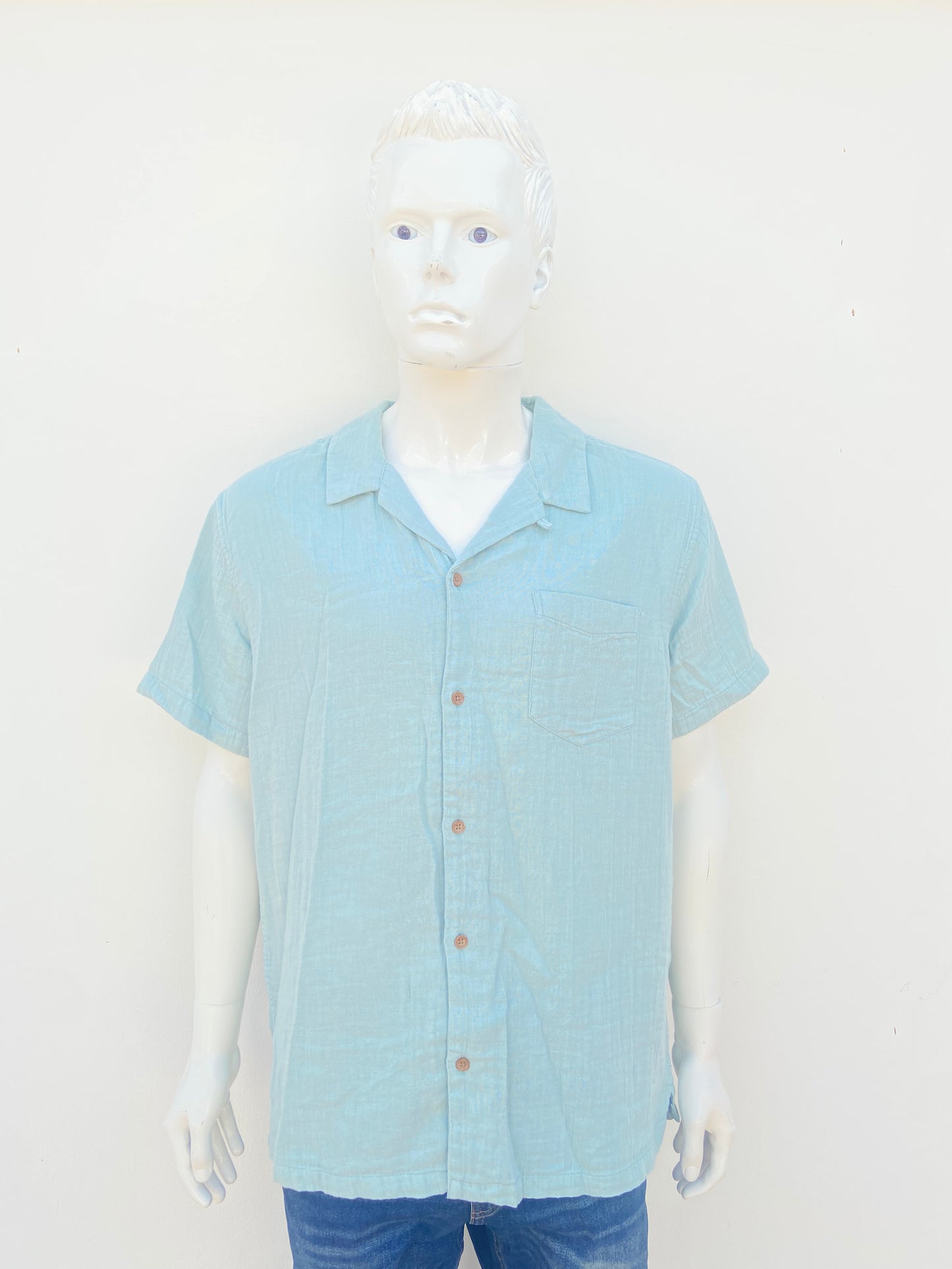 Camisa 100% algodón organico AEROPOSTALE Original, color verde claro con botones en color marron.