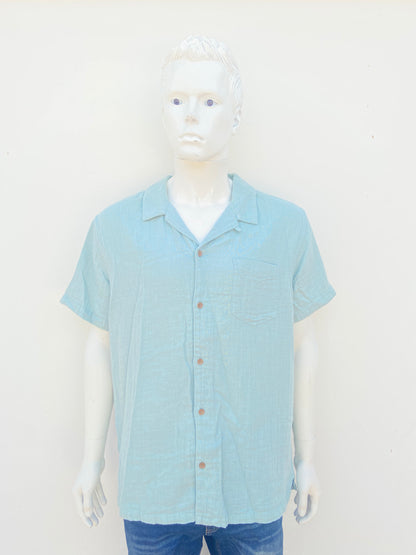 Camisa 100% algodón organico AEROPOSTALE Original, color verde claro con botones en color marron.