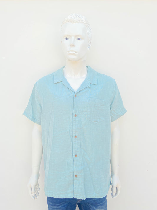 Camisa 100% algodón organico AEROPOSTALE Original, color verde claro con botones en color marron.