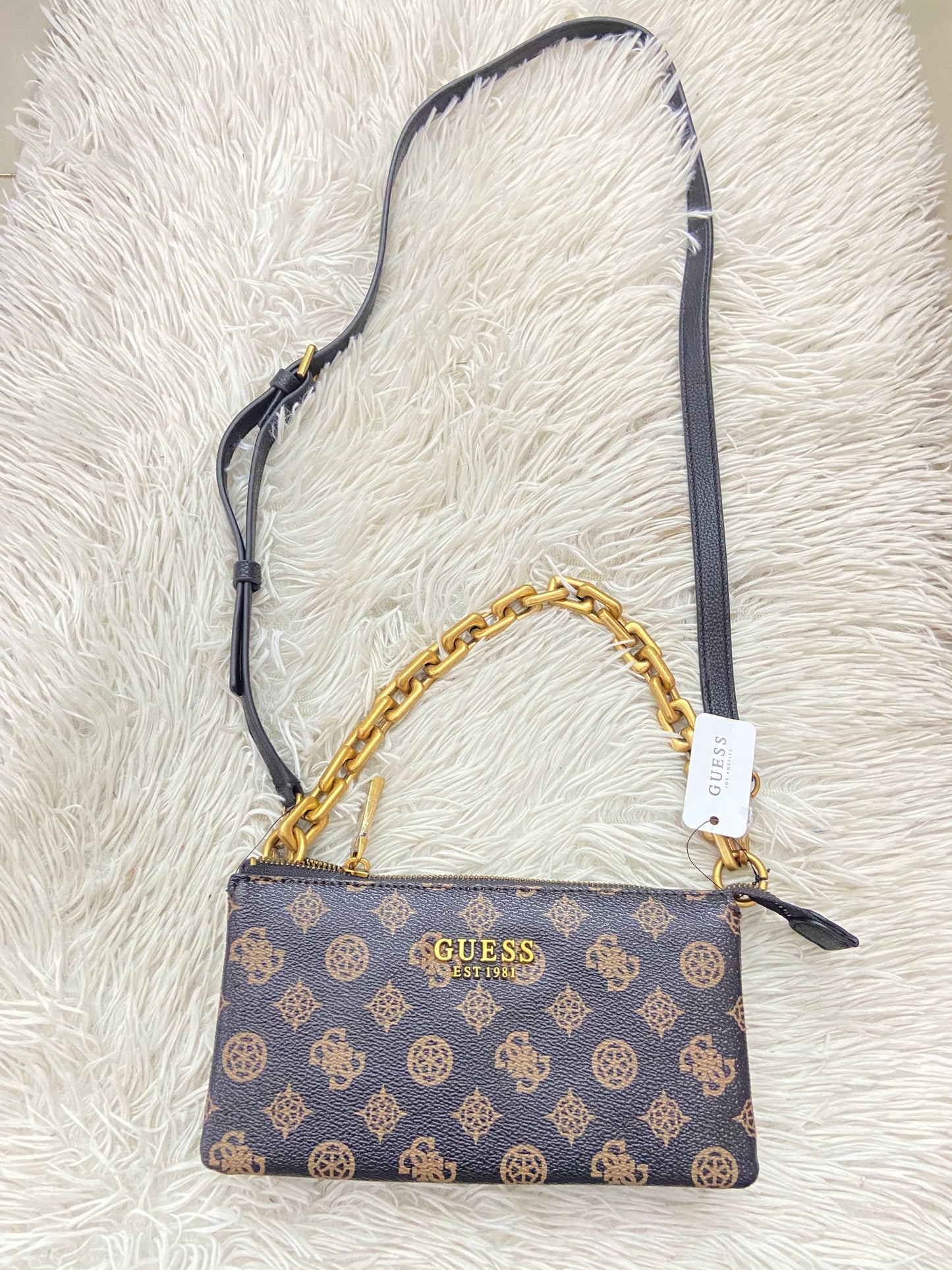 Cartera Guess original marrón oscuro con cadena dora y correa adicional.