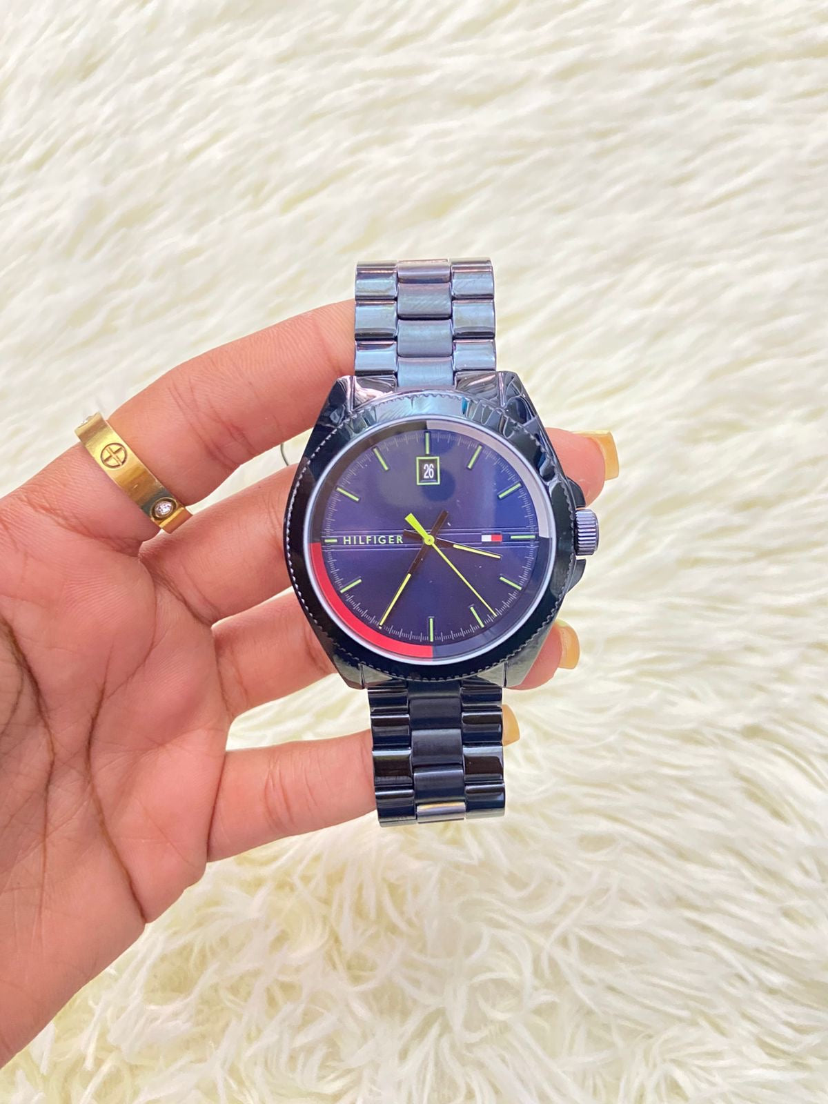 Reloj TOMMY HILFIGER original, 44 mm cara, color negro con fondo en azul y manecillas en color verde.