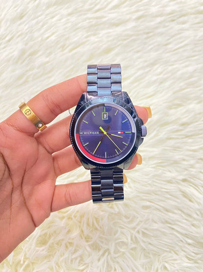 Reloj TOMMY HILFIGER original, 44 mm cara, color negro con fondo en azul y manecillas en color verde.