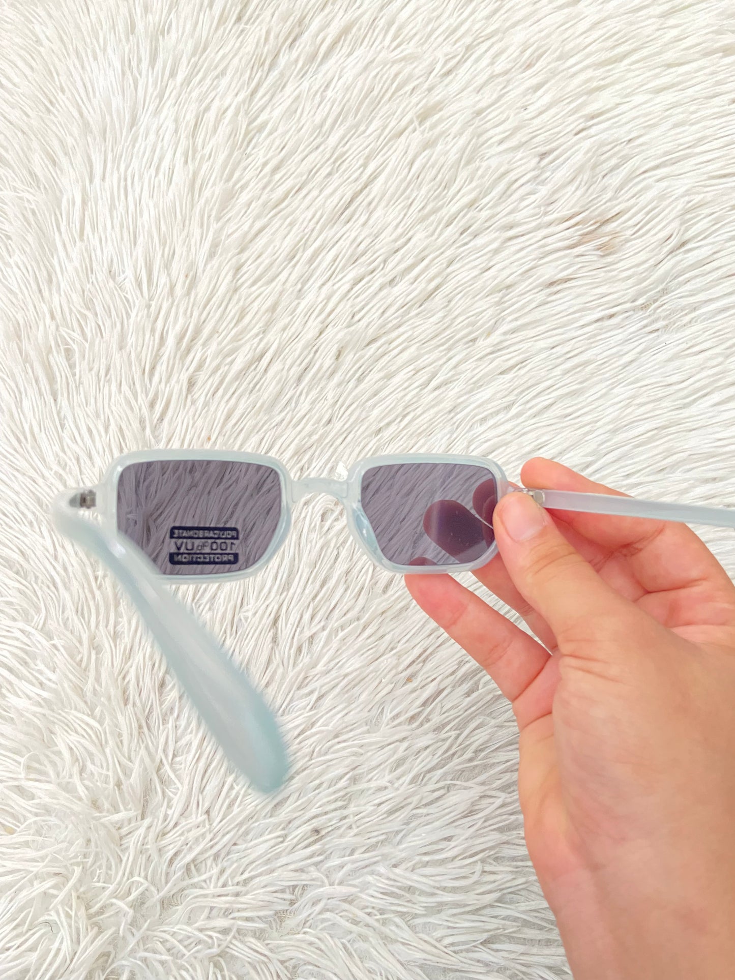 Lentes, azul claro con micas oscuras, cuadrados.