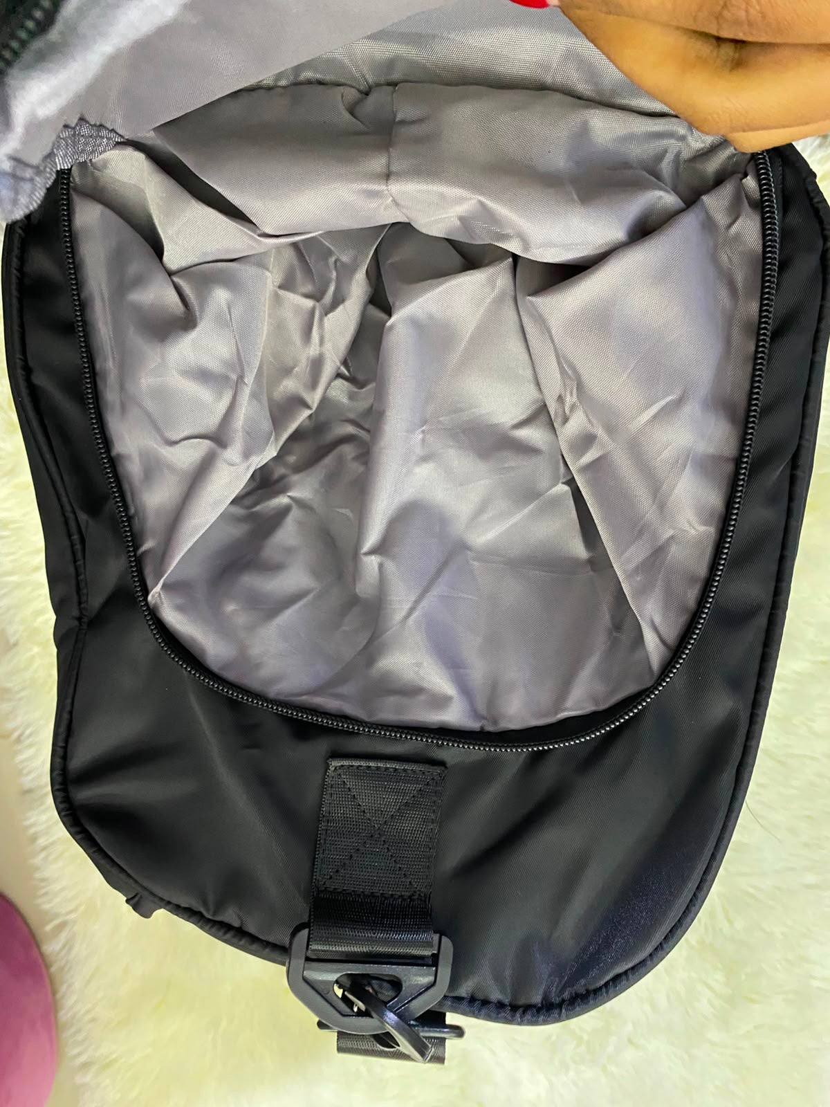 Bulto de viaje o gimnasio, negro con varios compartimentos y lazo adicional