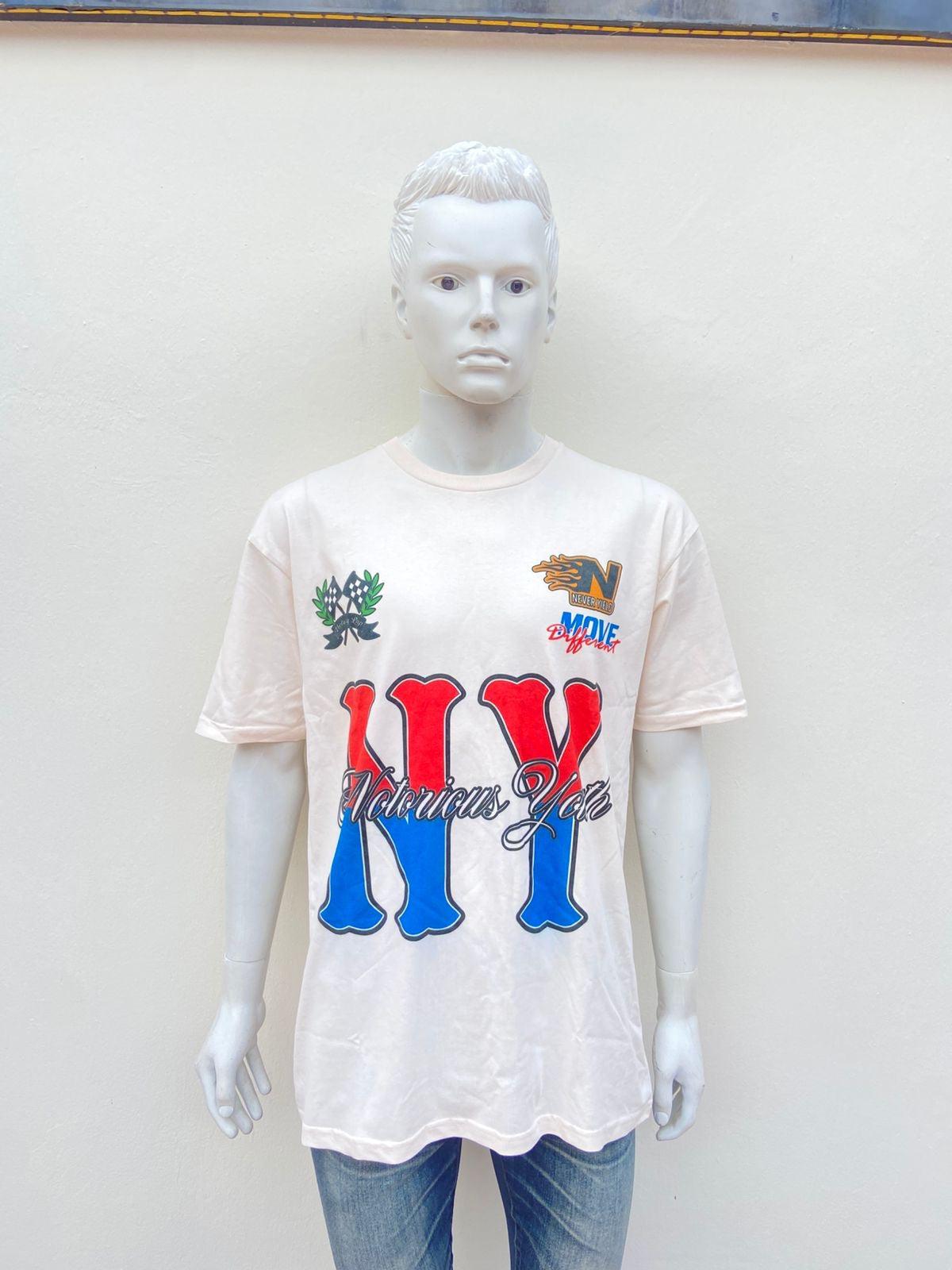 T-shirt crema con letra al frenre NY en color azul y rojo Notorious youth