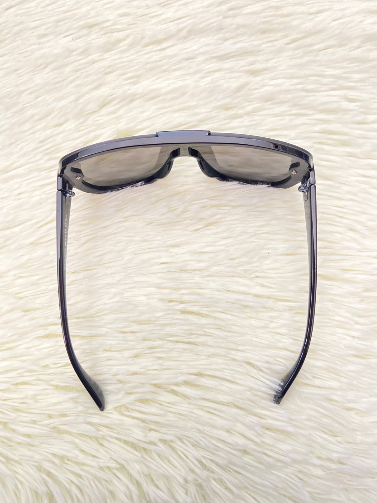 Lentes, plateados con montura en color negro y puntos plateados en las esquinas, con protección UV 100%.