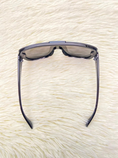 Lentes, plateados con montura en color negro y puntos plateados en las esquinas, con protección UV 100%.