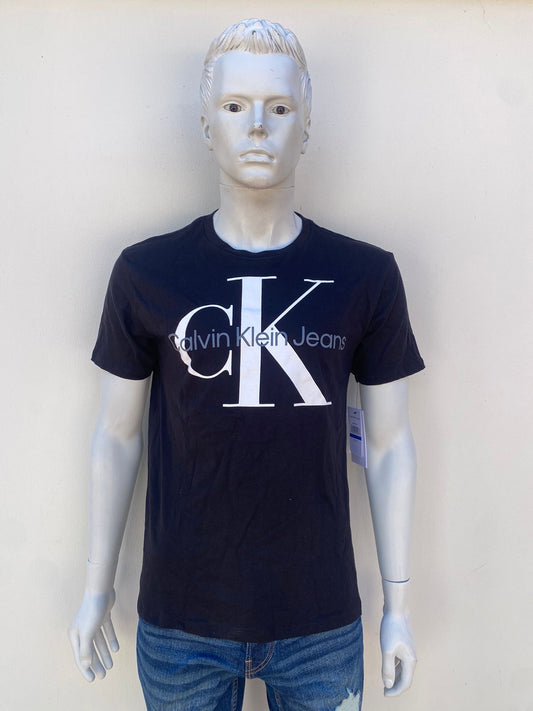 T-shirt Calvin Klein original negro con letras CALVIN KLEIN en blanco.