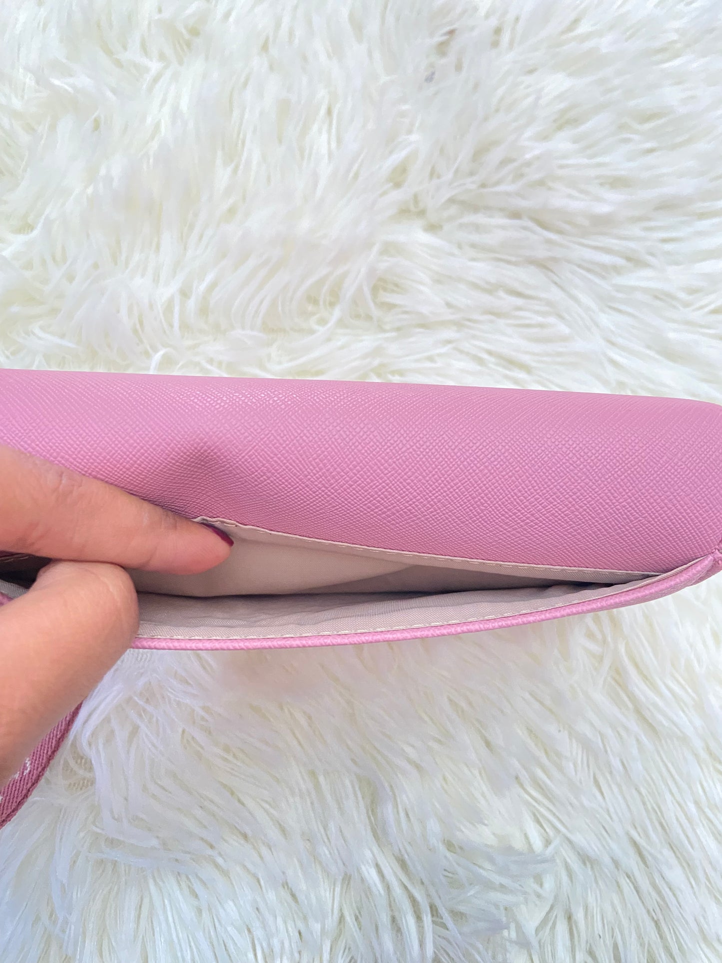 Set GUESS original de monedero/ cartera y tarjetero de color rosado ( Dusty Rose ) con letras de color plateado y rosado.