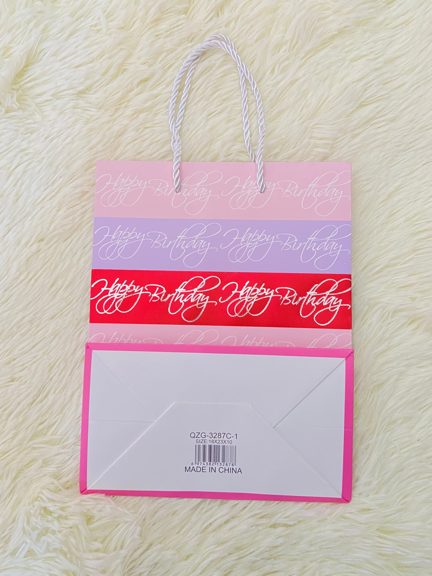 Shopping, rosado con amarillo, rojo, morado etc y letras HAPPY BIRTHDAY, PEQUEÑO.