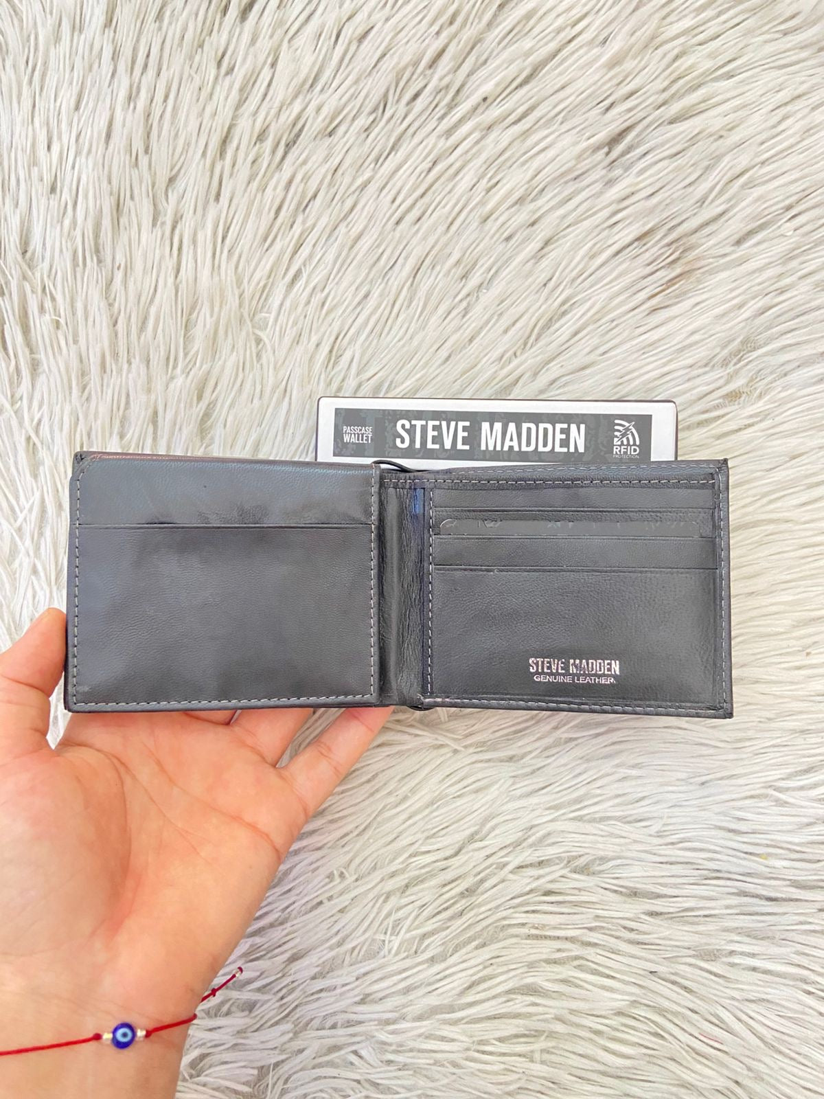 Billetera Steven Madden Original en color negra con varios compartimentos