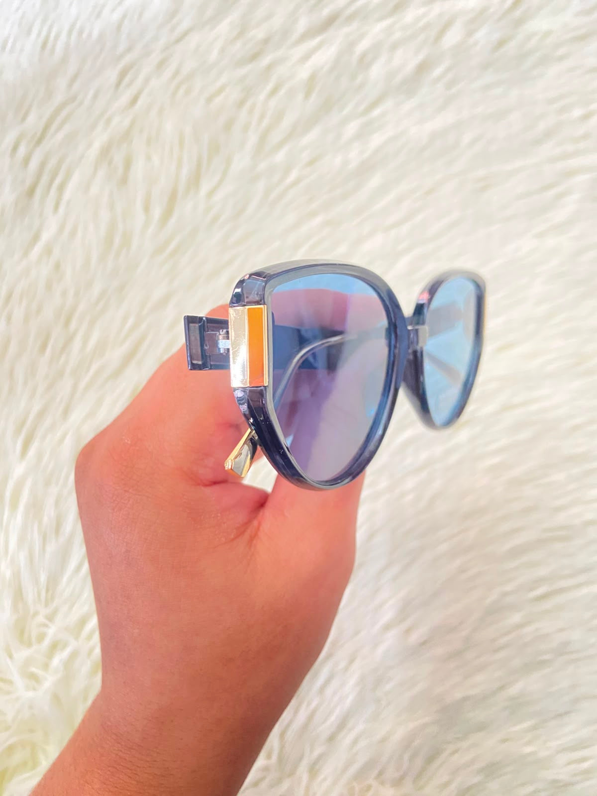 Lentes, negros con micas azules y patillas doradas, estilo cat eye con protección 100% UV