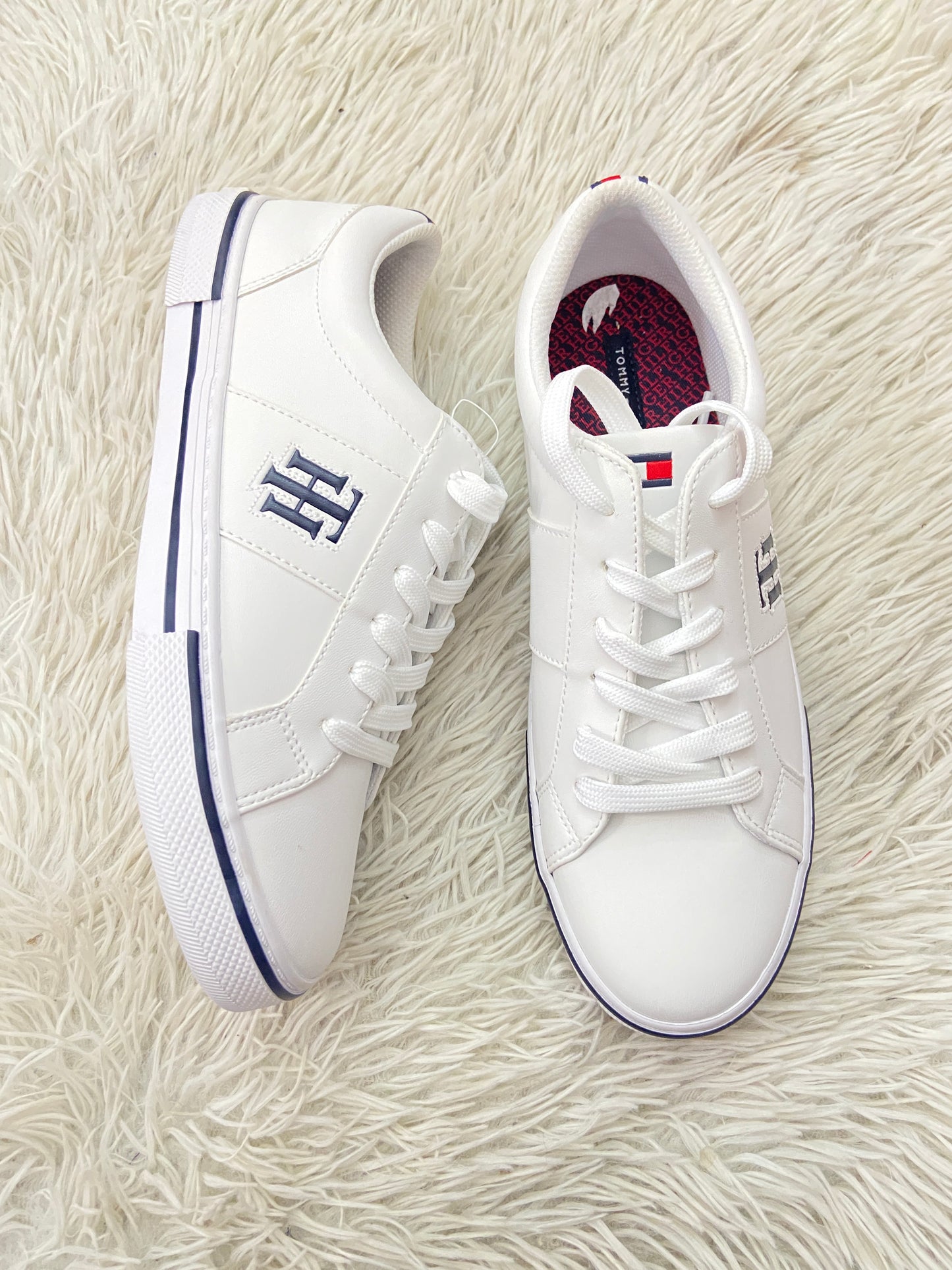 Tenis Tommy Hilfiger original blanco, con logotipo TH en azul.