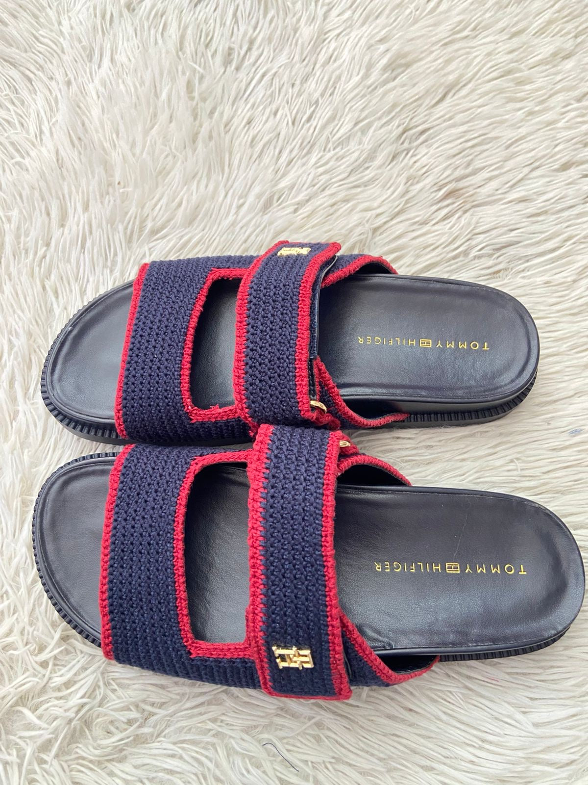 Sandalias TOMMY HILFIGER original, azul marino con rayas en color rojo y tela crochet, más placa TH en dorado.