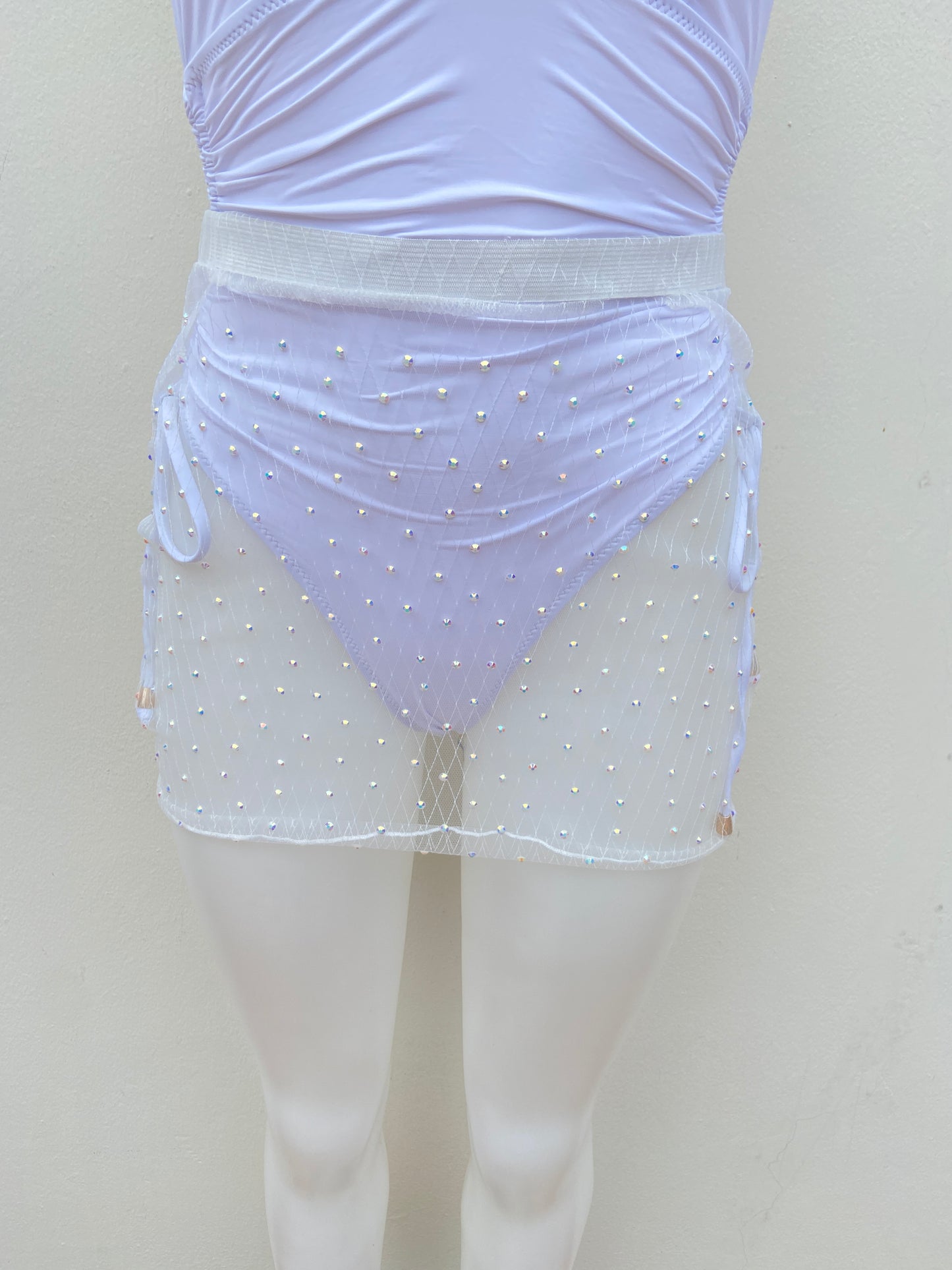 Falda/ Cover up  Fashion Nova original blanca transparente con diamantes (brillo).