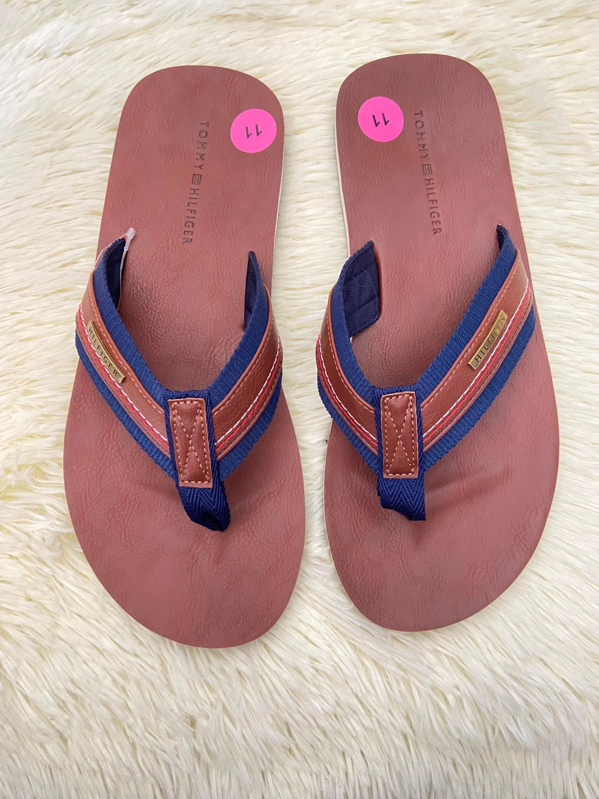 Sandalias TOMMY HILFIGER Original, Marron oscuro con detalles en color azul marino y placa HILFIGER en color bronce.