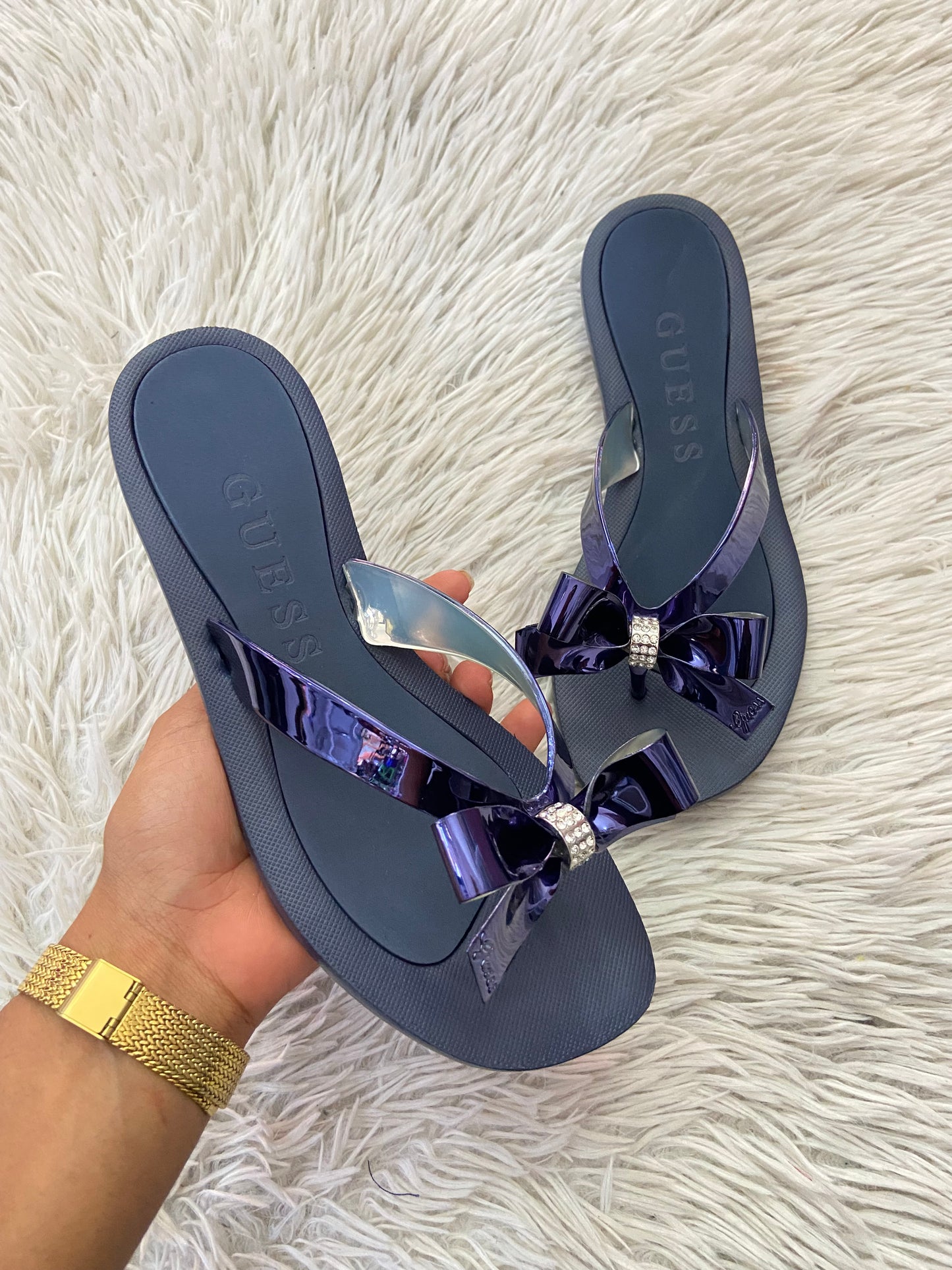 Sandalias GUESS original, azul marino con lazos en frente en color azul y plateado.