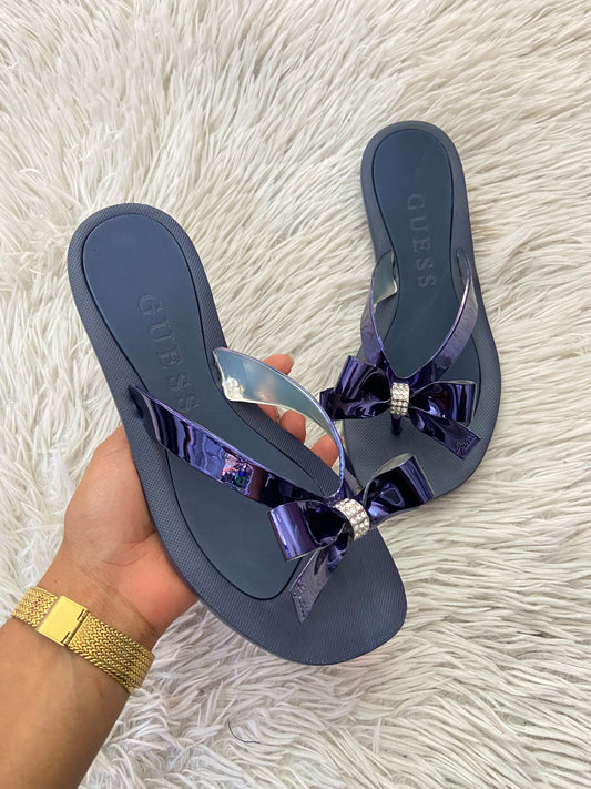 Sandalias GUESS original, azul marino con lazos en frente en color azul y plateado.