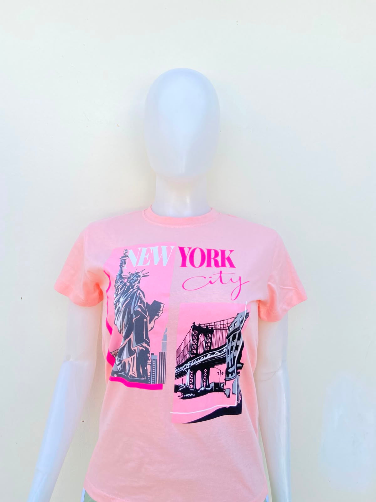 T-shirt rosado con estampado de NEW YORK CITY al frente.