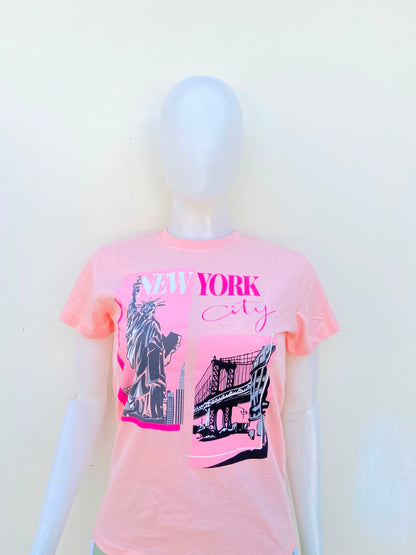 T-shirt rosado con estampado de NEW YORK CITY al frente.