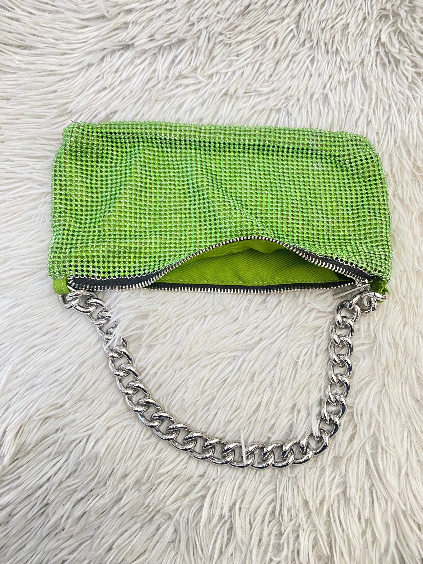 Cartera Fashion Nova original, verde con brillo y cadena plateada.