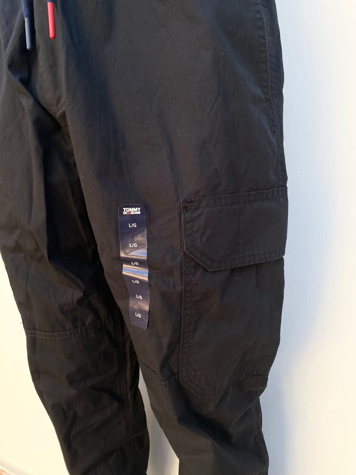 Jogger pantalón Tommy Hilfiger original negro con lazos en azul marino.