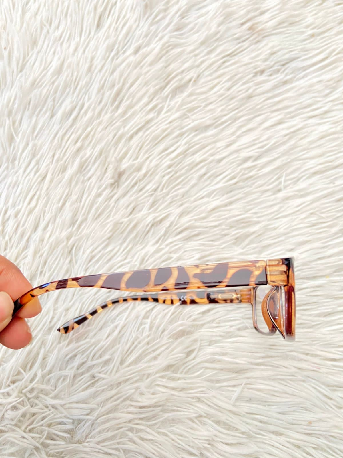 Lentes en color marron claro y estampado de animal print, micas claras. pequeño