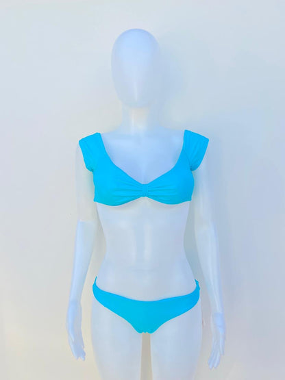 Biquini, de dos piezas  Hot Kiss original color azul, con moño en frente.