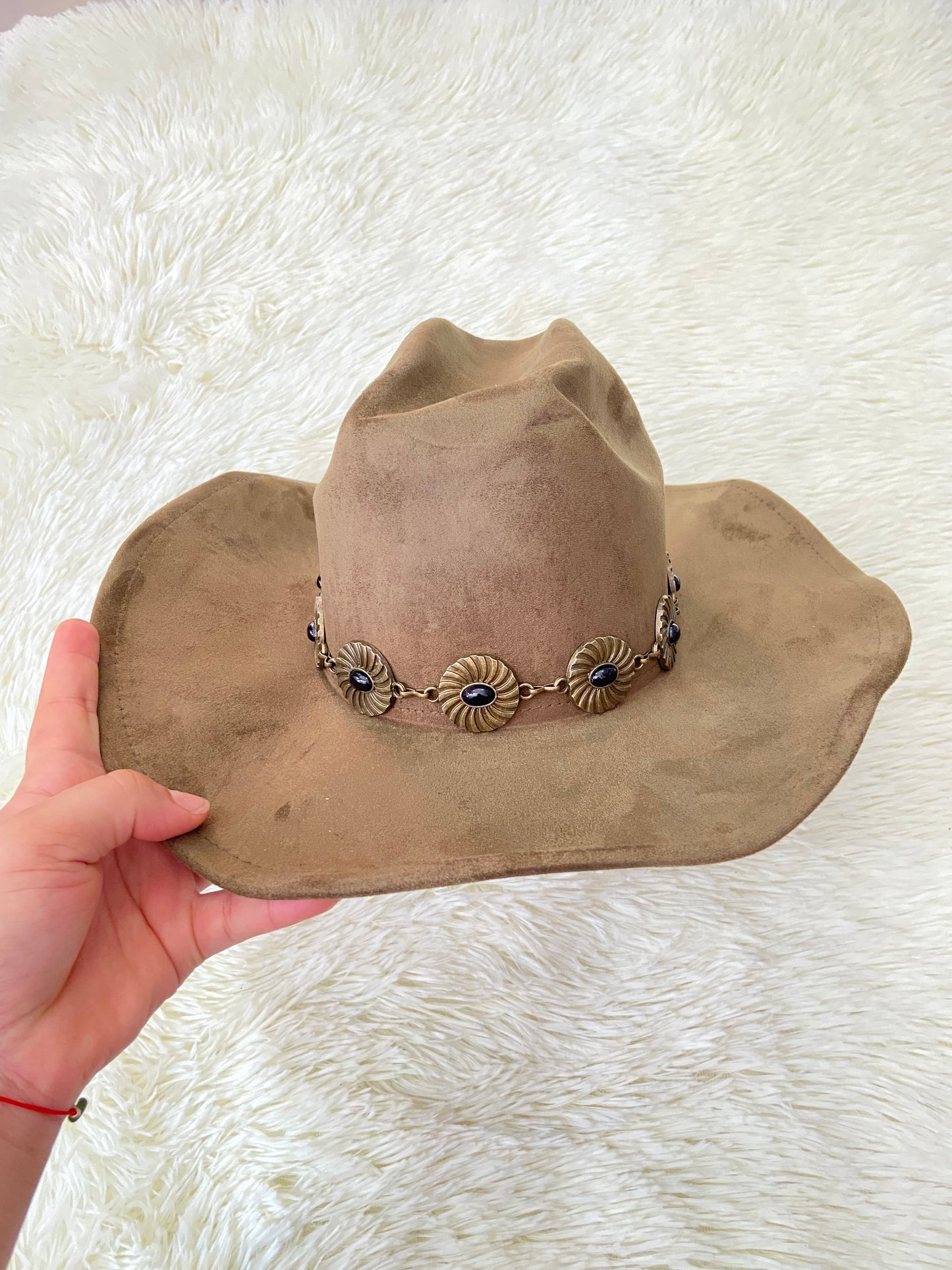 Sombrero color verde oliva, cuerda alrededor con detalles metálicos en bronce.