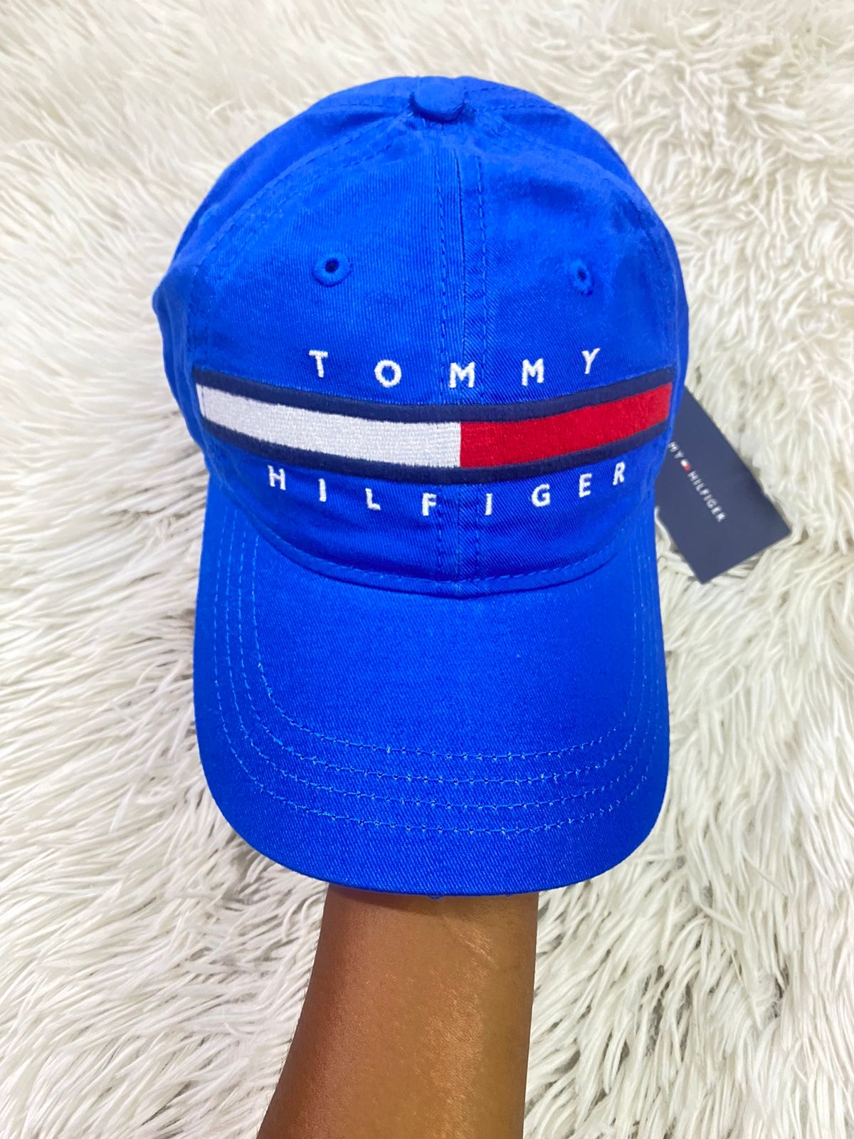 Gorra Tommy Hilfiger original azul royal con banda Tommy Hilfiger en blanco.