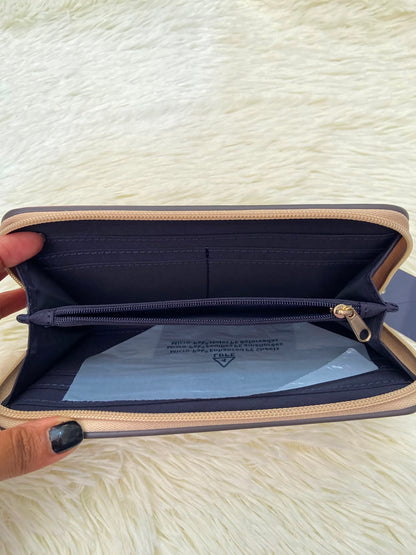 Monedero TOMMY HILFIGER Original, Marron con crema y placa TH en dorado.