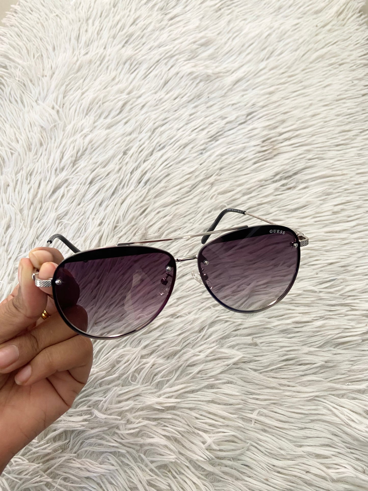 Lentes GUESS Original con marco plateado, letra guess al frente, micas grandes y con degradado morado oscuro.