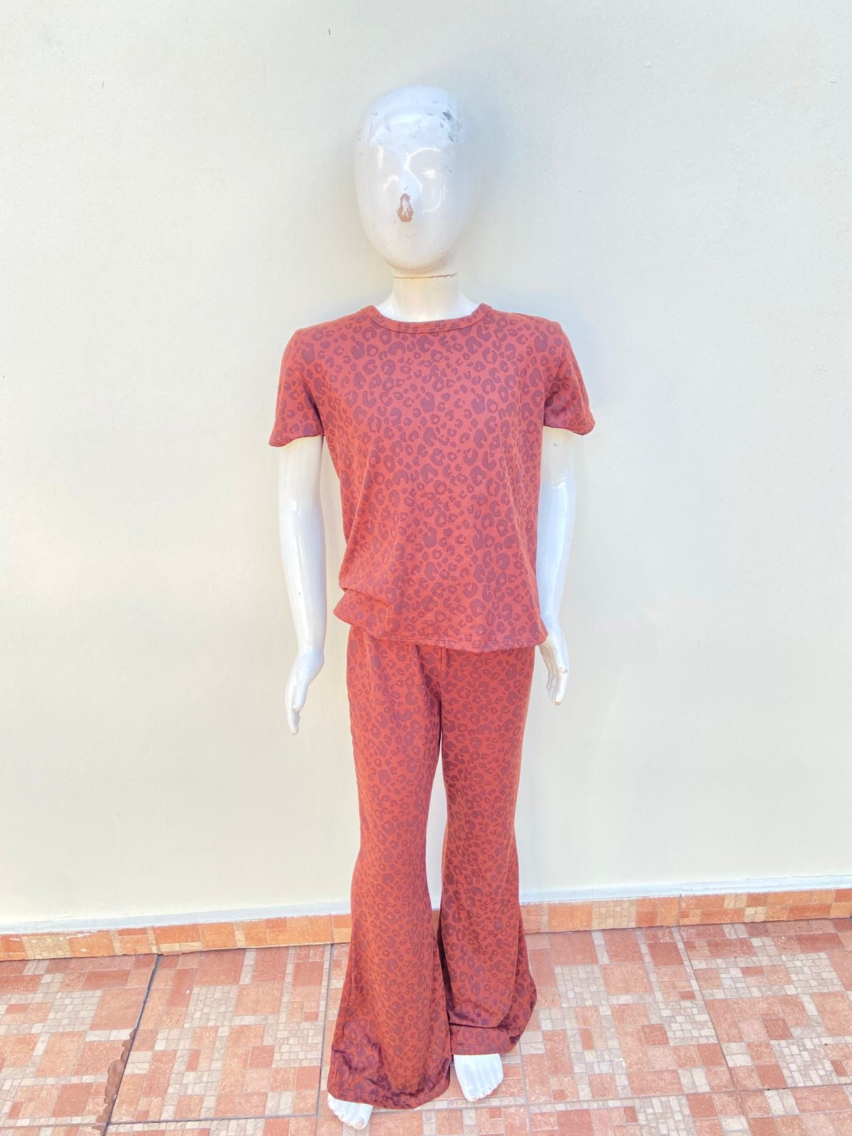 Conjunto en color marron con estampado de animal print, legging estilo campana.